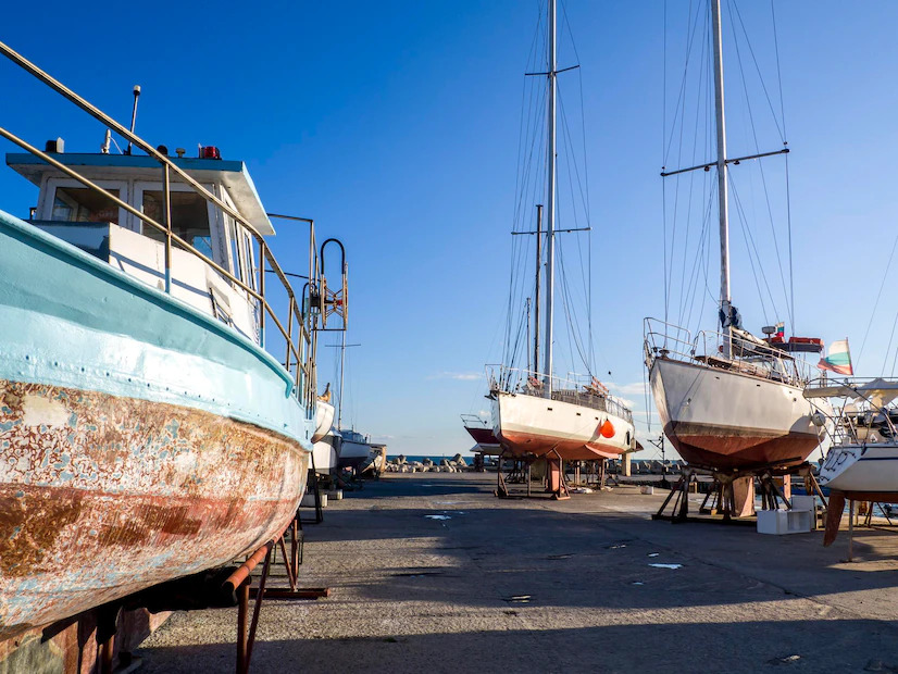 yacht-repair-storage-pier-land-winterized-yachts-waiting-new-sailing-season_283352-38